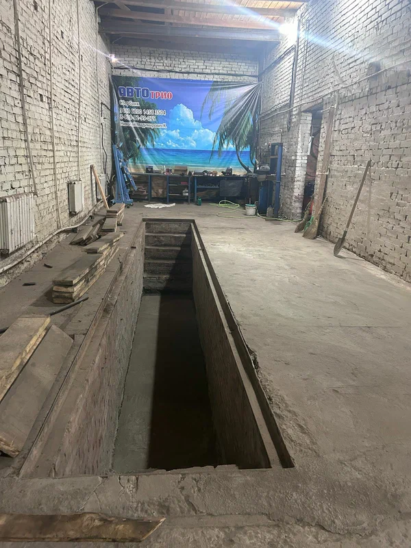 Стена инструментов и подъёмник в боксе ЮНИТ 161